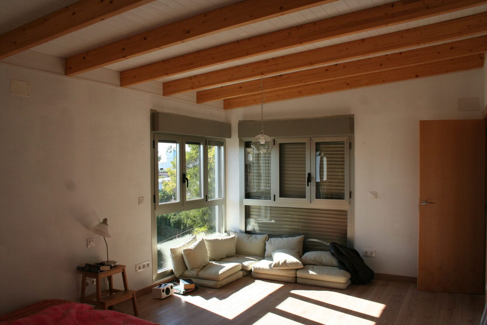 Interior del dormitorio principal con techo de vigas de madera en la ampliación de Burriana Playa