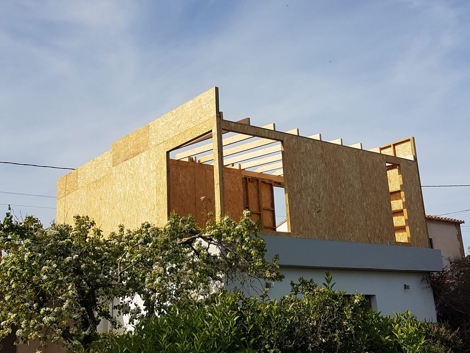 Estructura de madera de la ampliación en construcción sobre la vivienda en Burriana Playa