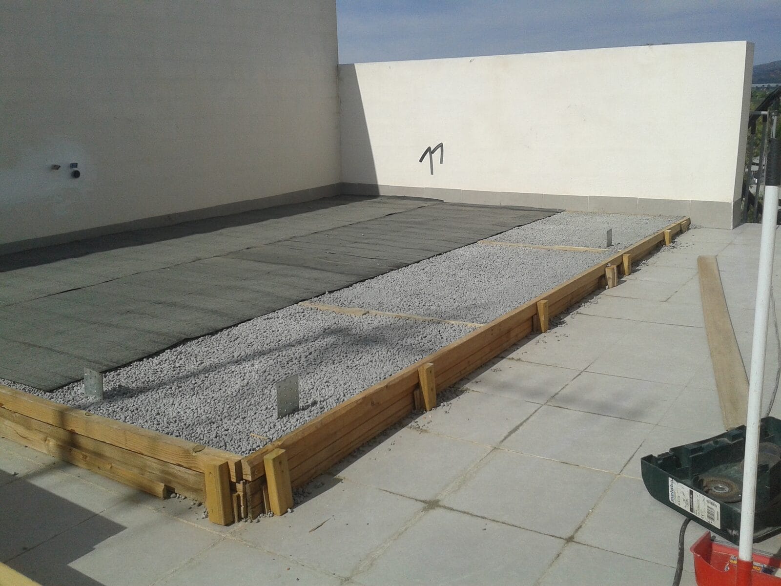 Azotea de la vivienda en Almenara Playa antes del cerramiento, con la base preparada para el modulo de madera