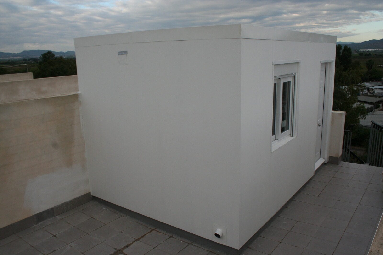 Modulo de madera terminado sobre la azotea en Almenara Playa, con ventana y puerta de acceso